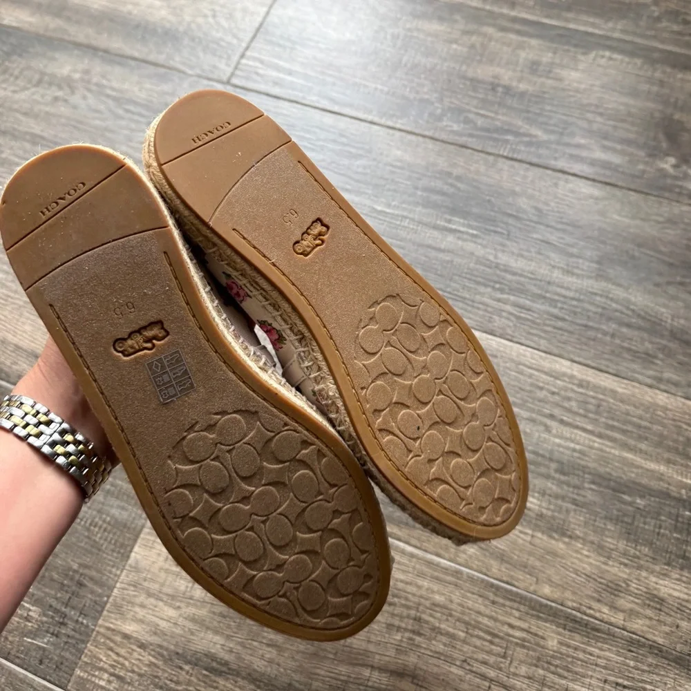 Coach women’s flowers print leather 6.5 - Picture 5 of 6